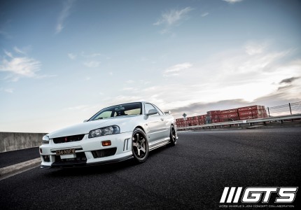 F: 5-114.3 18x9.0 +30
R: 5-114.3 18x10.0 +38 